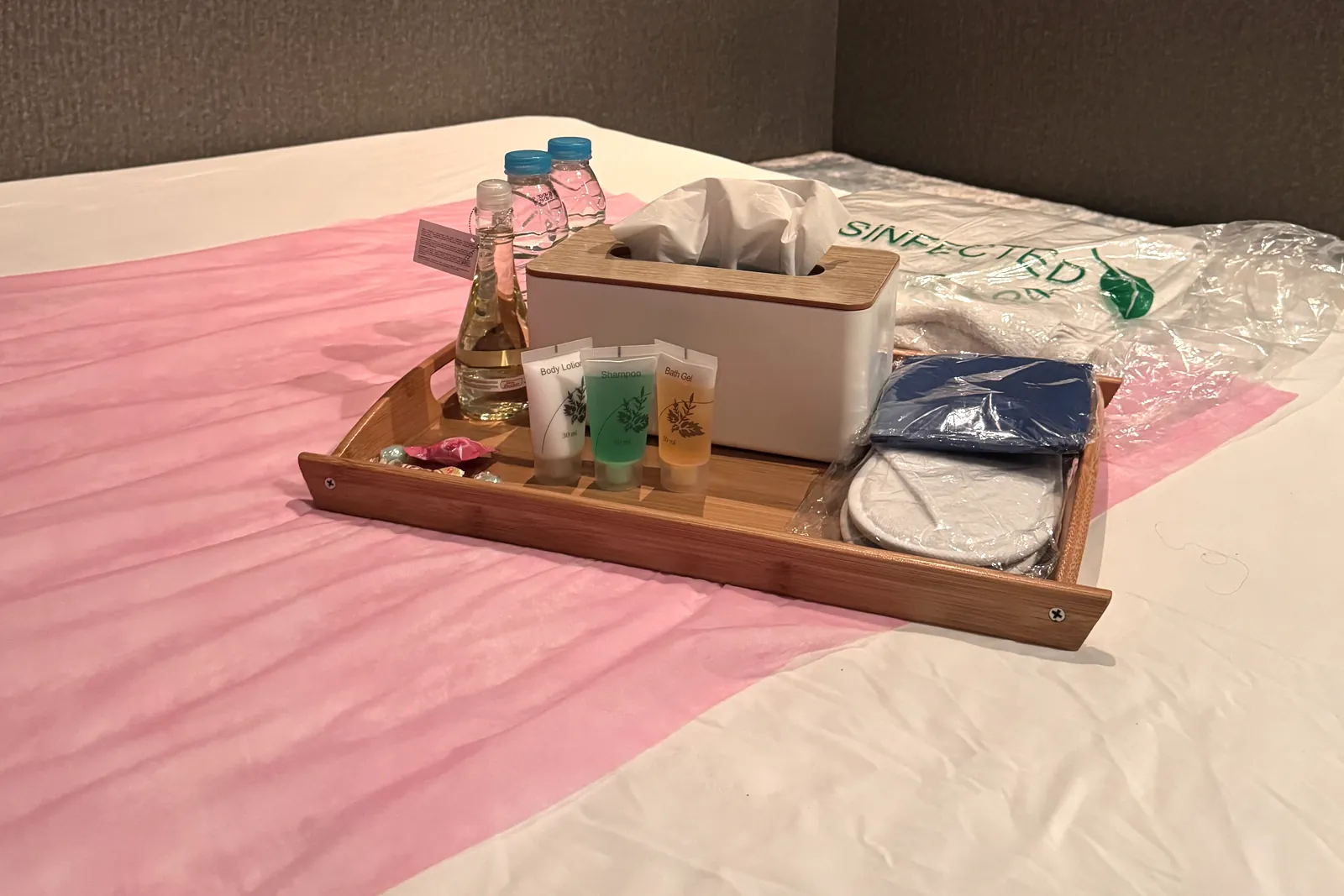 Amenity tray with bath gel, shampoo, body lotion and fresh disposable linen